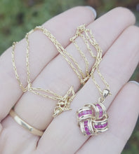 Load and play video in Gallery viewer, 2685- Vintage:9ct Gold Rubies Lovers Knot Pendant &amp; Necklace (44cm)-Lovely
