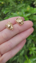 Cargar y reproducir el video en el visor de la galería, 0833: Vintage: 18ct Gold Leopard Head Stud Earrings- exceptional
