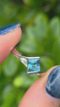 Load and play video in Gallery viewer, Vintage: 18ct Gold Swiss Blue Topaz Geometric Set Dress Ring
