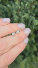 Cargar y reproducir el video en el visor de la galería, 1060 Vintage; 18ct White Gold Round Full Cut Diamonds {0.41ct)  Solitaire Stud Earrings
