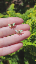 Cargar y reproducir el video en el visor de la galería, 1531: Vintage: 18ct Gold Dragonfly Stud Earrings- cute creation
