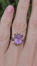 Cargar y reproducir el video en el visor de la galería, 1170: Vintage; 9ct Gold Lilac Amethyst Solitaire Ring- mature stone, lovely hues
