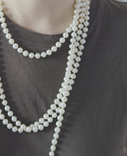 Cargar y reproducir el video en el visor de la galería, 2612 Vintage Tiffany &amp; Co Ziegfeld Freshwater Pearls Silver Necklace -Extra Long- 280cm
