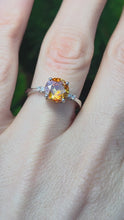 Cargar y reproducir el video en el visor de la galería, 2494 Vintage: 14ct White Gold Round Cut Orange Zircon Natural Diamonds Ring
