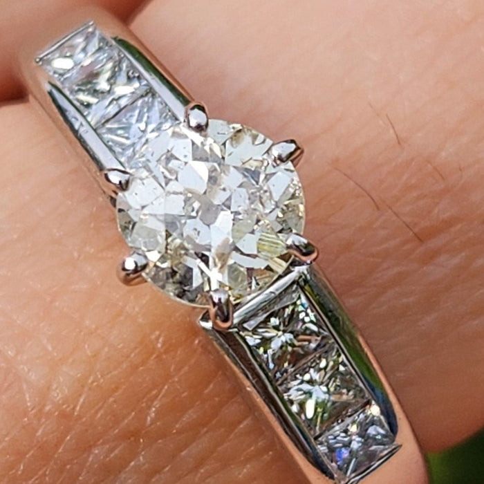 6517 Vintage: 14ct White Gold 1.40ct Diamond Solitaire (0.8ct) Ring with Princess Cut Shoulders