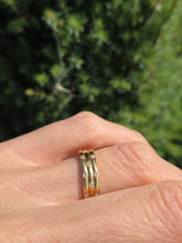 Cargar imagen en el visor de la galería, 2292: Vintage: 18ct Gold 30 Natural Diamonds Studded Band- Elegant lines, super sparkle
