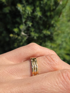2292: Vintage: 18ct Gold 30 Natural Diamonds Studded Band- Elegant lines, super sparkle