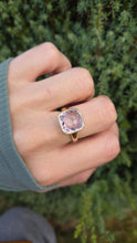 Cargar imagen en el visor de la galería, Vintage: 9ct Gold Cushion Cut Lilac Amethyst Solitaire Ring
