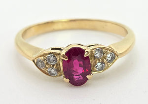 Vintage: 18ct Gold Ruby Diamonds Trefoil Set Ring- Lovely piece