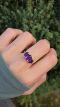 Cargar imagen en el visor de la galería, 2127 Vintage 9ct Gold Oval faceted Cut Purple Amethysts Trilogy Rinng
