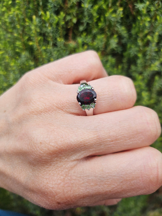 1583: Vintage: 9ct White Gold Red & Demantoid Garnets Cocktail Ring- superb combination