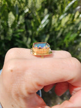 Cargar imagen en el visor de la galería, 7070: Vintage: 18ct Gold Emerald Cut Mystic Topaz Cocktail Ring- lovely cut &amp; colours
