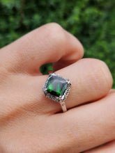 Cargar imagen en el visor de la galería, 1972: Vintage: 9ct White Gold Green Tourmaline 12 Diamonds Ring- sparkling beauty
