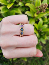 Cargar imagen en el visor de la galería, 1269: Vintage: 9ct Gold 5 Mixed Coloured Sapphires Dress/Stacker Ring-lovely combination
