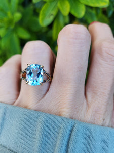 A8265: Vintage: 9ct Gold Swiss Blue Topaz Diamonds Cocktail Ring