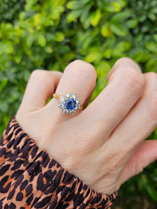 0578: Vintage: 18ct Gold Cornflower Blue Sapphire Diamonds Cluster Ring- extremely fine example