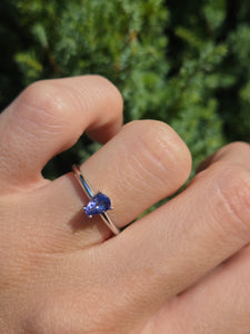 1890: Vintage: 14ct White Gold Petite Pear-Cut Violet Blue Tanzanite Ring