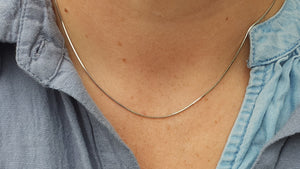 2070: Vintage: 9ct White Gold Snake Chain/Necklace (40cm) - Pristine Condition