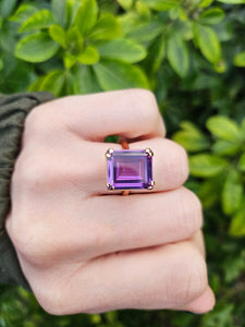 0458: Vintage: 18ct Gold Emerald Cut Purple Sapphire Ring- lovely cut and colour change