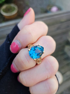 0882: Vintage: 9ct Gold Large Pear Cut London Blue Topaz Cocktail Ring