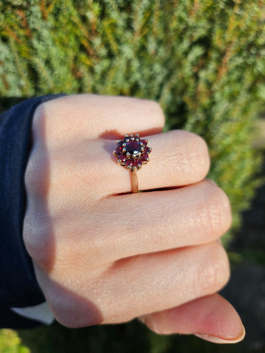 1125: Vintage; 9ct Gold 11 Garnets Flower Head Cluster Ring- Date-Mark 1970&nbsp;
