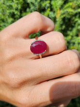 Cargar imagen en el visor de la galería, 1968: Vintage; 9ct Gold Large Red Topaz 18 Natural Diamonds; Cluster Ring - Diana style
