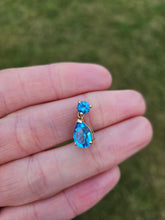 Cargar imagen en el visor de la galería, 0889: Vintage: 9ct Gold Swiss Blue Topaz Double Drop Pendant- Lovely
