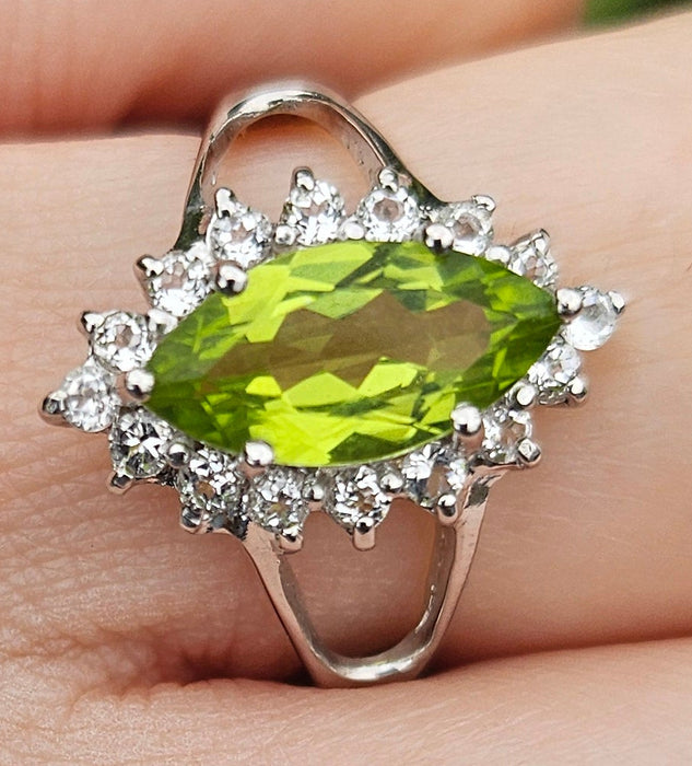 1258: Vintage: 9ct Gold Lime Green Peridot Glacier Topaz Cocktail Ring- lovely combination