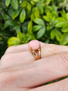 1289: Vintage: 9ct Gold Cabochon Pink Coral Ring- Gorgeous