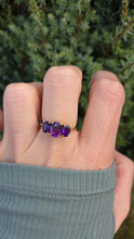 Cargar imagen en el visor de la galería, 2127 Vintage 9ct Gold Oval faceted Cut Purple Amethysts Trilogy Rinng
