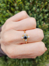 Cargar imagen en el visor de la galería, 1401: Vintage: 18ct Gold French Blue Sapphire Diamonds Flower Head Ring
