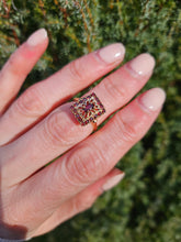 Cargar imagen en el visor de la galería, 1142: Vintage: 9ct Gol Art Deco Style Garnets Geometric Set Ring- Date- Mark 1972
