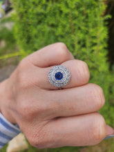Cargar imagen en el visor de la galería, 9079:Vintage: 18ct White Gold Cornflower Blue Sapphire 23 Diamonds Art Deco Style Target Ring
