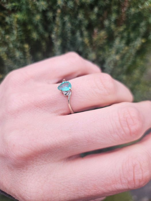 1393: Vintage: 9ct White Gold Pear Cut Emerald Solitaire- cute, petite, eye candy
