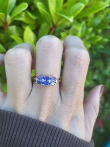 8252: Vintage: 18ct Gold Royal Blue Tanzanites Round Cut Diamonds Geometric Set Ring