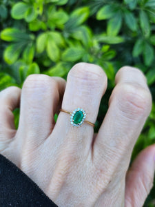 0814: Vintage: 18ct Gold Emerald 16 Diamonds Daisy Ring-