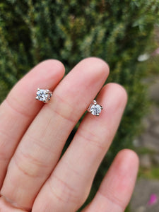 1152: Vintage:14ct White Gold Round Full Cut Diamonds Stud Earrings