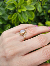 Cargar imagen en el visor de la galería, 0863 Vintage; 9ct Gold Cabochon-Cute Moonstone Ring-Date-Mark 1983
