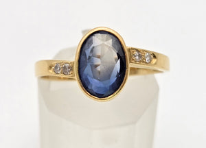 2308: Vintage:, 18ct Gol Cornflower Blue Sapphire Diamonds Ring- Lovely cut & colour