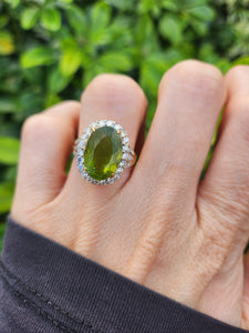 0023: Vintage: 18ct Gold Voluptuous Peridot Brilliant Cut Diamonds Cluster Ring