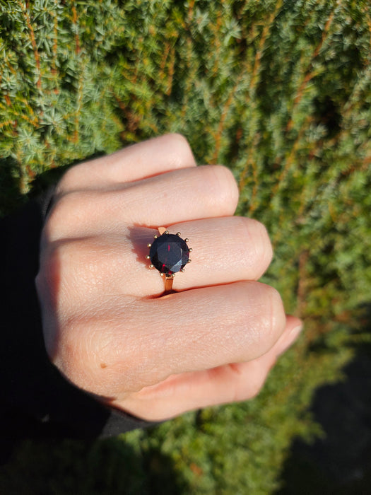 1094: Vintage: 9ct Gold Round Cut Red Garnet Solitaire- Date Mark 1974