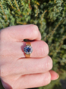 1392: Vintage: 18ct Gold Cornflower Blue Sapphires Diamonds Cluster Ring-
