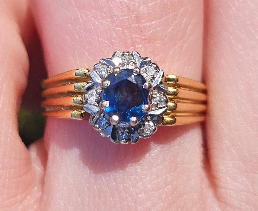 1392: Vintage: 18ct Gold Cornflower Blue Sapphires Diamonds Cluster Ring-