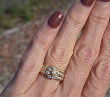 Cargar imagen en el visor de la galería, 1872: Vintage: 18ct Gold 25 Diamonds Cluster Ring - sparkling symmetry
