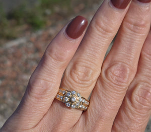 1872: Vintage: 18ct Gold 25 Diamonds Cluster Ring - sparkling symmetry