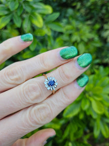 0685: Exceptional 18ct Cornflower Blue Sapphire Diamonds Flower Head Ring- Date Mark 1988