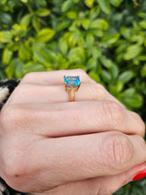 Cargar imagen en el visor de la galería, 1251: Vintage: 9ct Gold Emerald Cut Swiss Blue Topaz Ring
