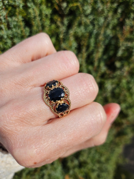 1171: Vintage: 9ct Gold Australian Blue Sapphires Trilogy Ring - Size U1/2, lovely stones.