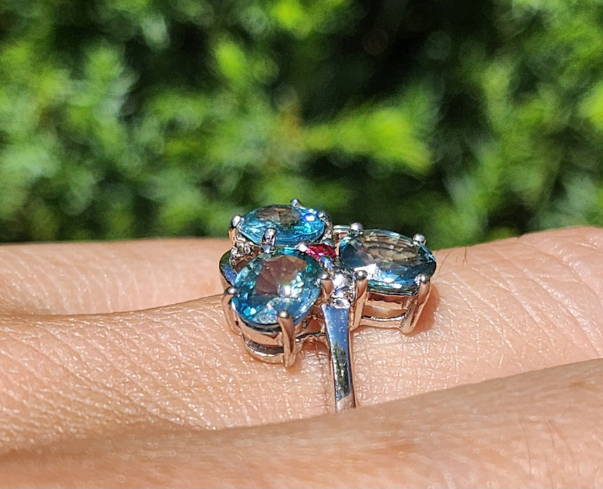 1775: Vintage: 9ct White Gold Topaz Ruby Eclectic Dress Ring- totally captivating