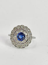 Cargar imagen en el visor de la galería, 9079:Vintage: 18ct White Gold Cornflower Blue Sapphire 23 Diamonds Art Deco Style Target Ring
